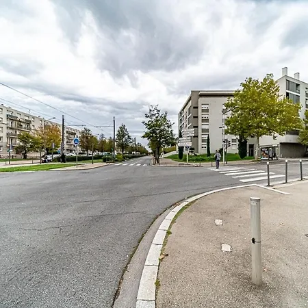 Le Venissieux-spacieux 4 Pers Avec Balcon Parking Apartment *