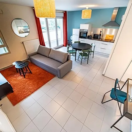 Apartment Le Venissieux-spacieux 4 Pers Avec Balcon Parking *